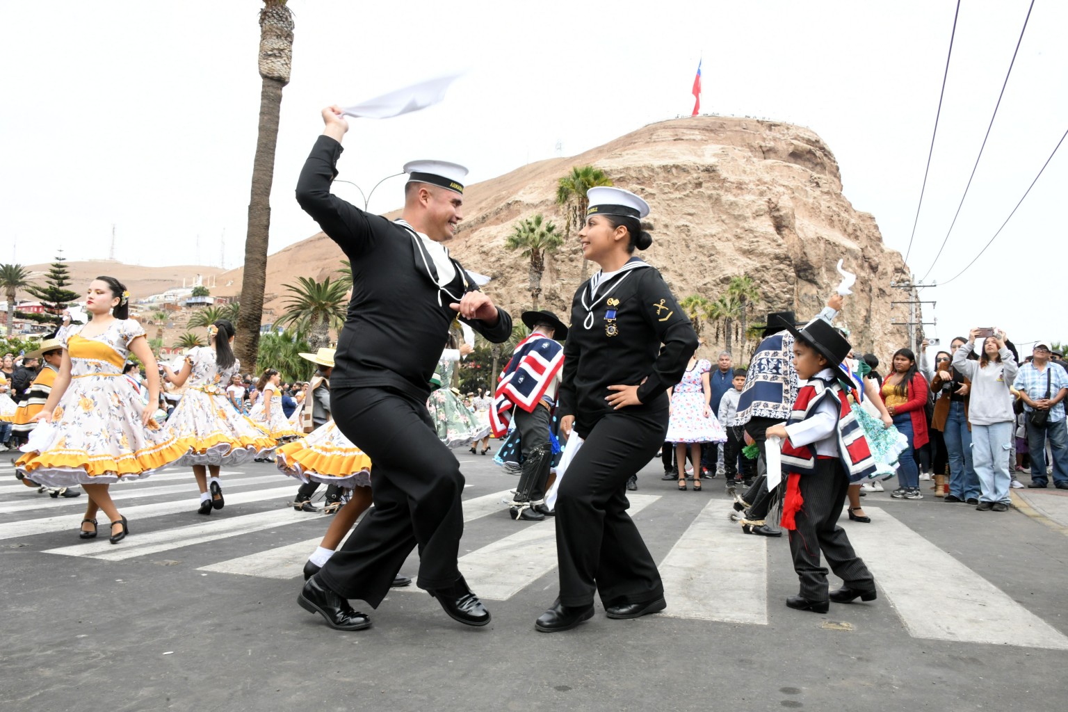 marinos bailando cueca.JPG